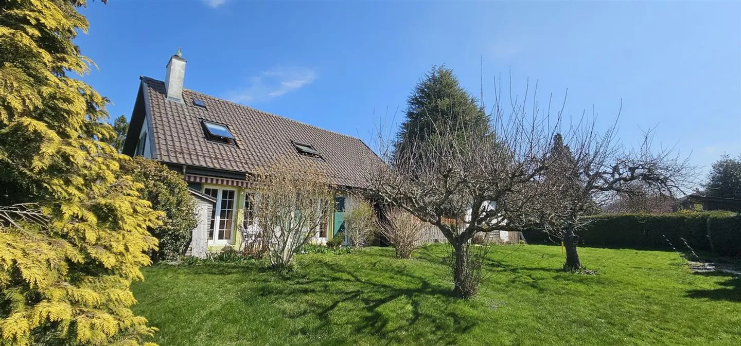 Schönes Einfamilienhaus mit großem Garten - Foto 1 von 13