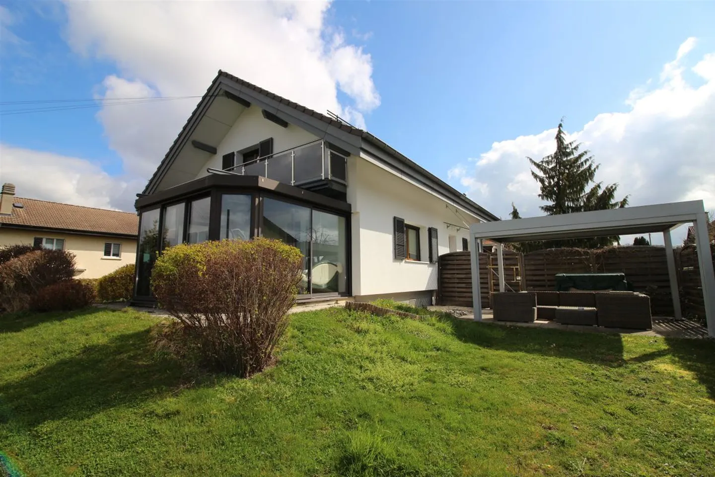 Belle villa individuelle avec piscine et grand jardin - Photo 1 of 12