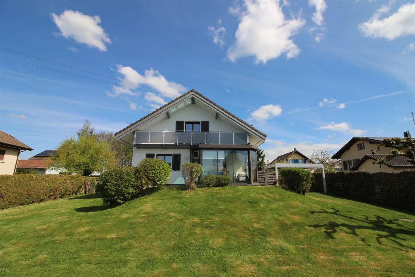 Bella villa indipendente con piscina e grande giardino - Foto 1 di 10