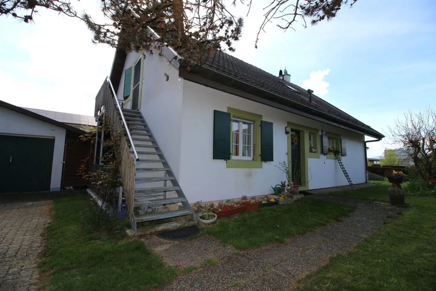 Beautiful detached house with large garden - Photo 1 of 12