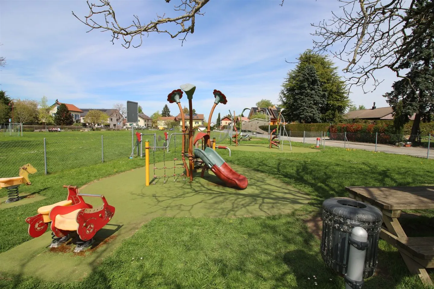 Beautiful detached house with large garden - Photo 12 of 12
