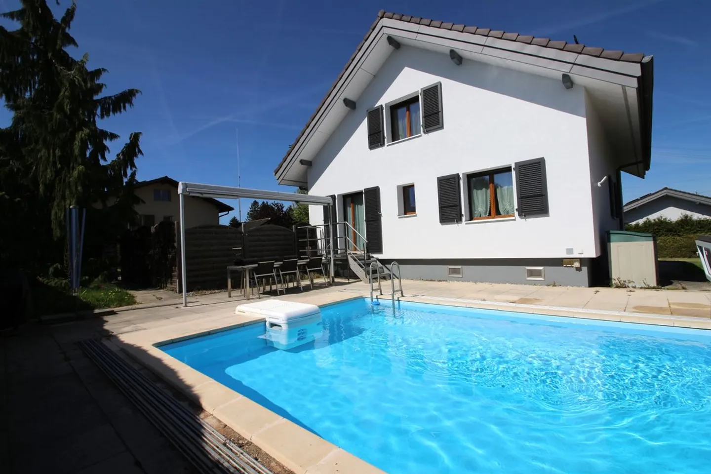 Bella villa indipendente con piscina e grande giardino - Foto 8 di 10