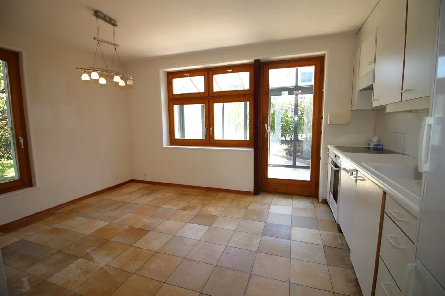 Charming semi-detached villa with garden - Photo 3 of 13