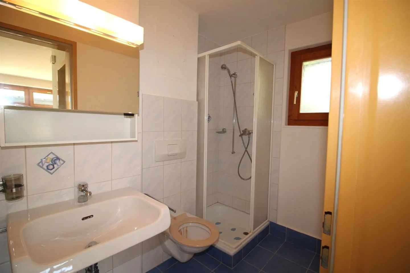 Charming semi-detached villa with garden - Photo 4 of 13
