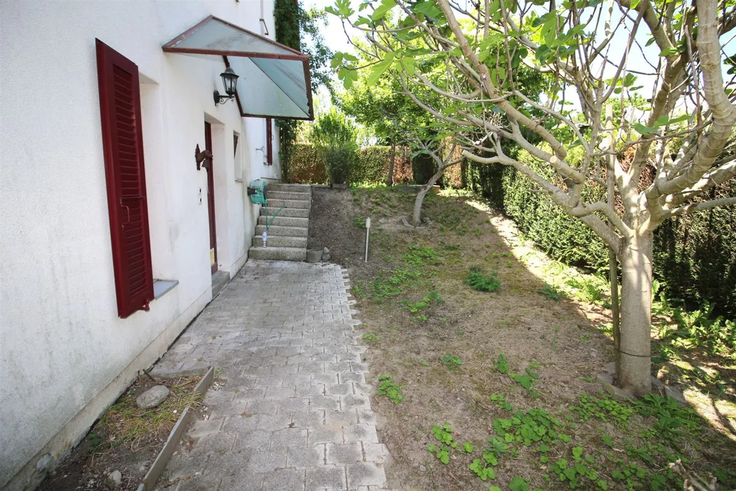 Charming semi-detached villa with garden - Photo 10 of 13
