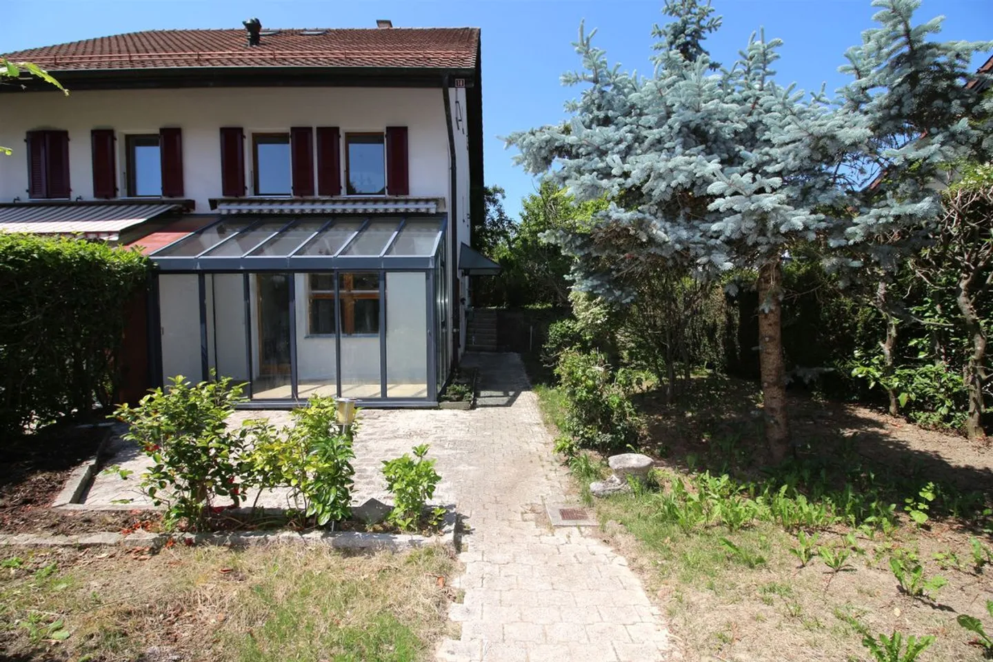 Charming semi-detached villa with garden - Photo 2 of 13