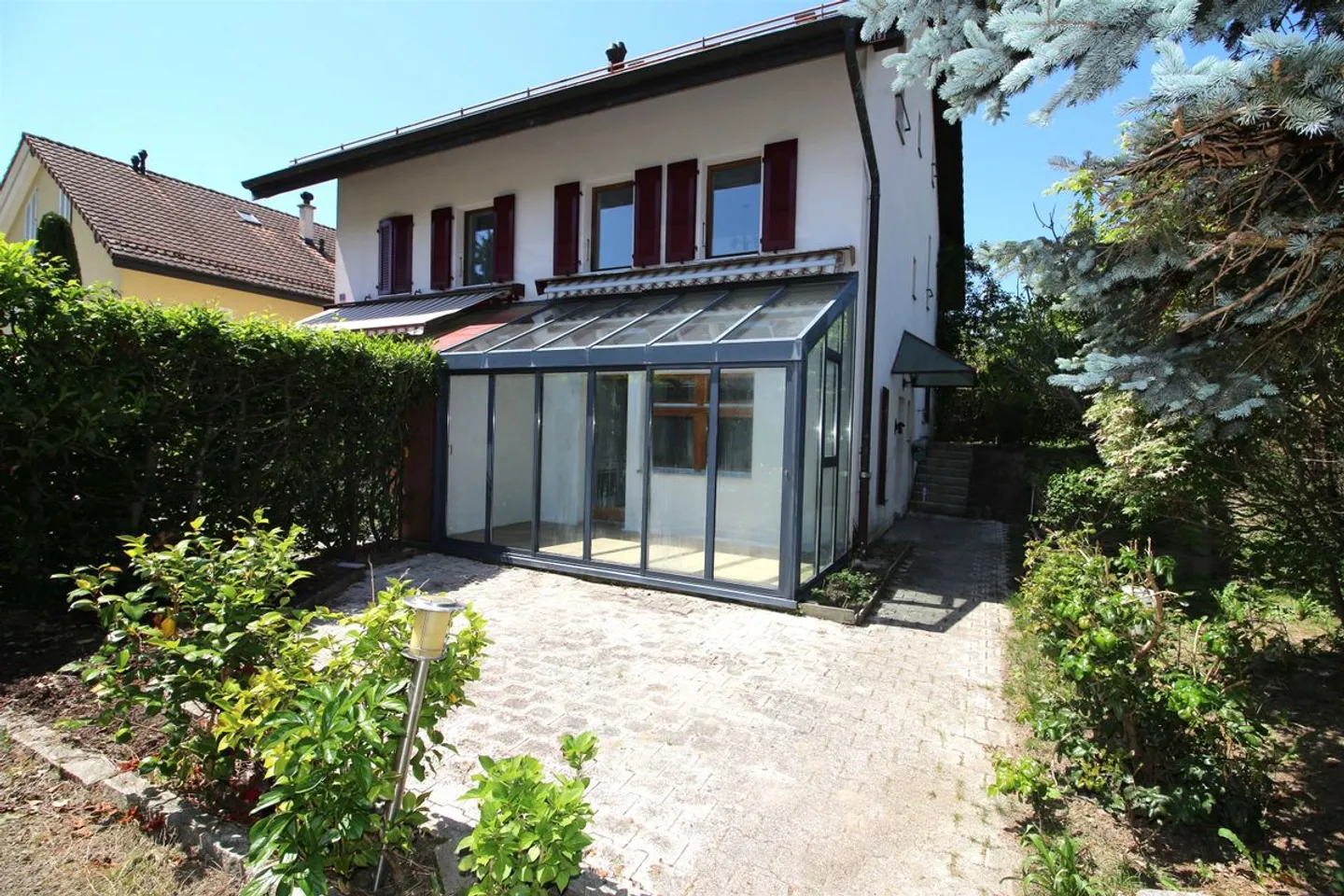 Charming semi-detached villa with garden - Photo 1 of 13