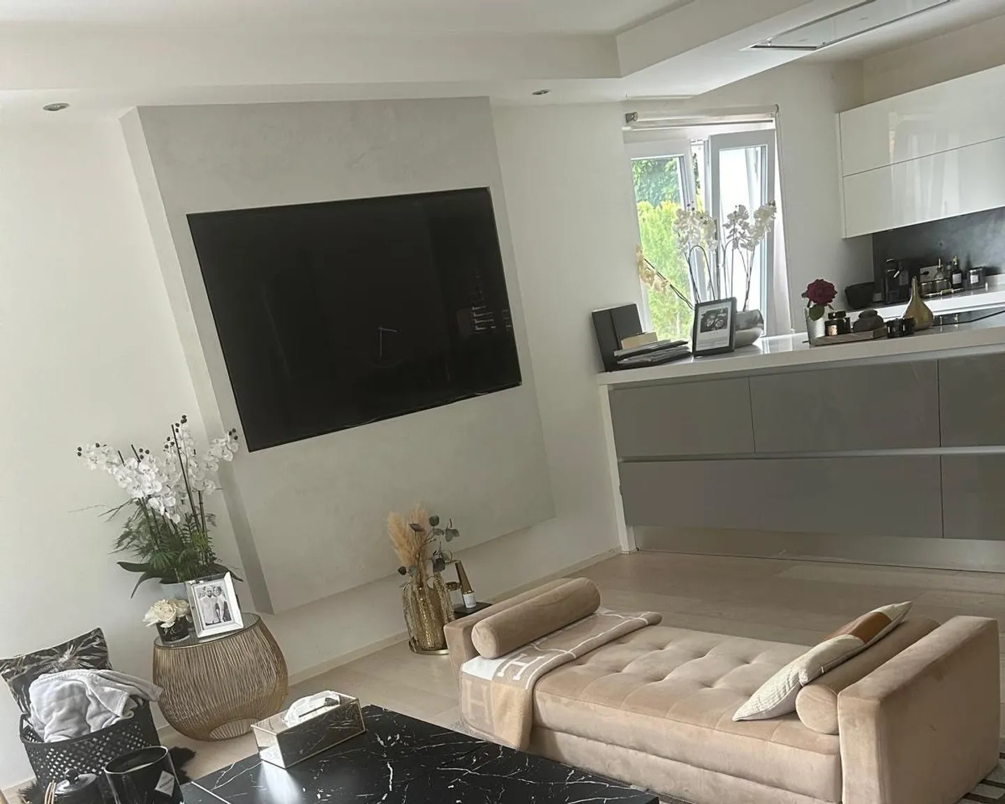 High-end individual villa in Penthalaz - Photo 2 of 8