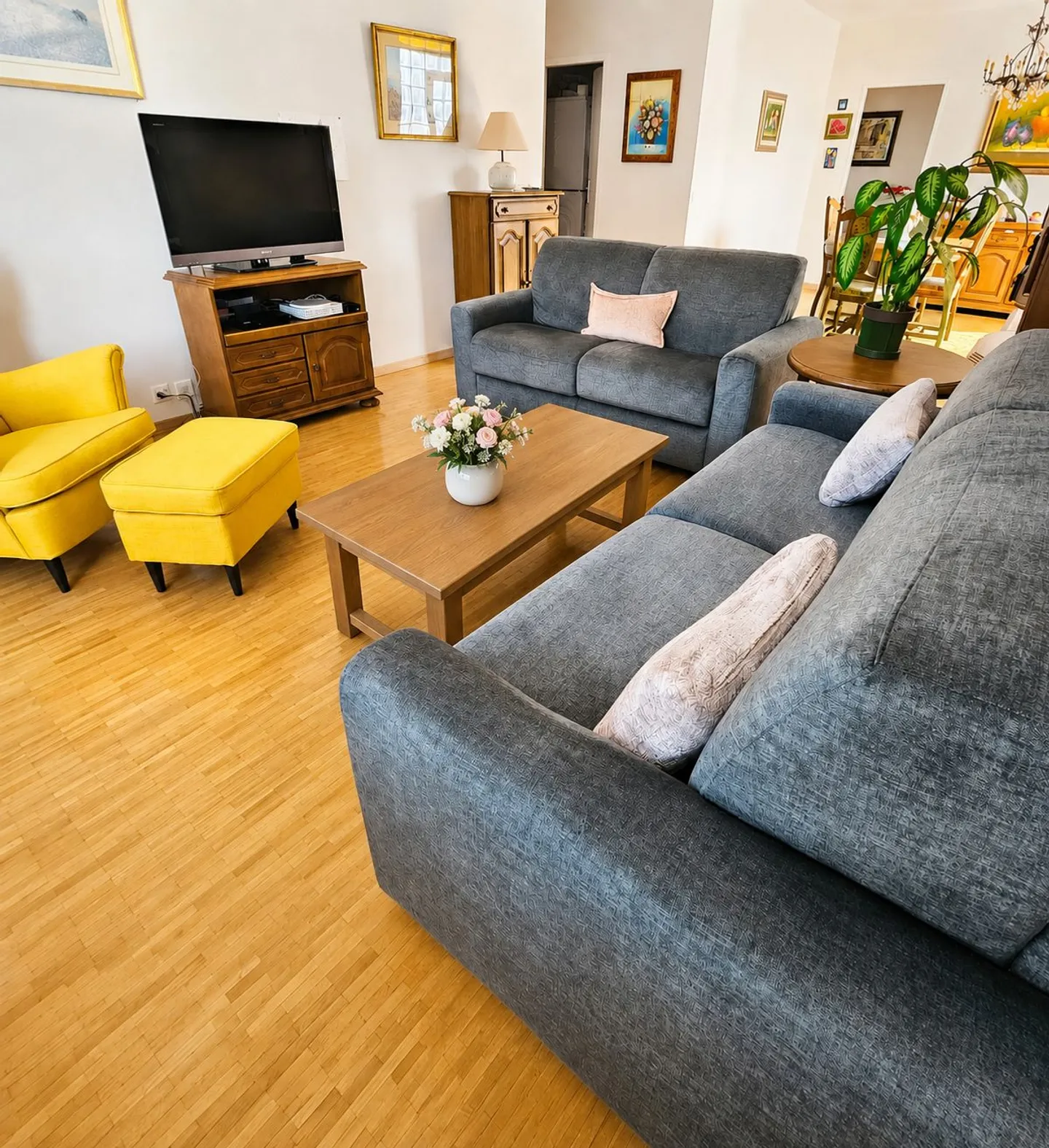 Furnished 4.5-Room Apartment - Photo 2 of 5