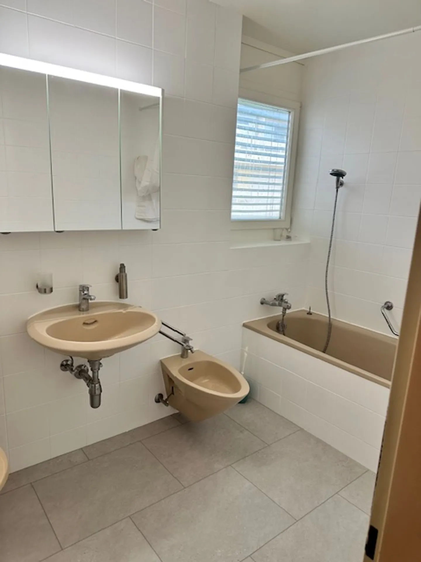 For Rent - 3.5-Room Apartment in Clarens, with Balcony, Fireplace, and Parking Space - Photo 6 of 8