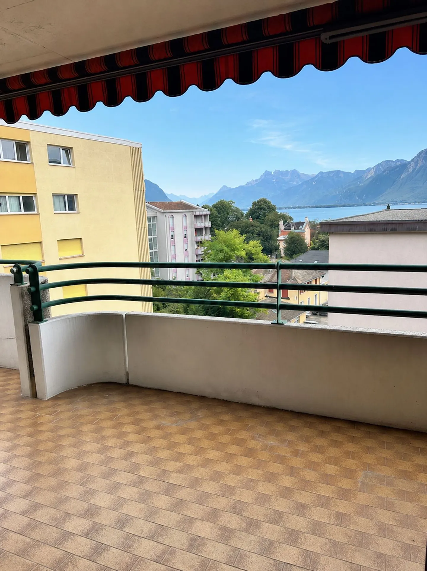 CLARENS - BRIGHT 3.5 ROOM APARTMENT WITH BALCONY, FIREPLACE AND LAKE VIEW - Photo 4 of 10