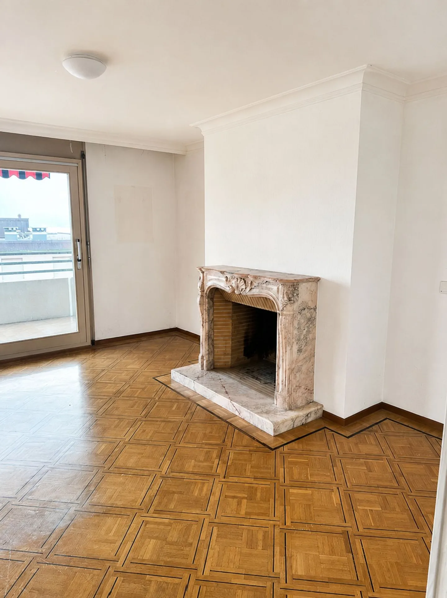 CLARENS - BRIGHT 3.5 ROOM APARTMENT WITH BALCONY, FIREPLACE AND LAKE VIEW - Photo 2 of 10