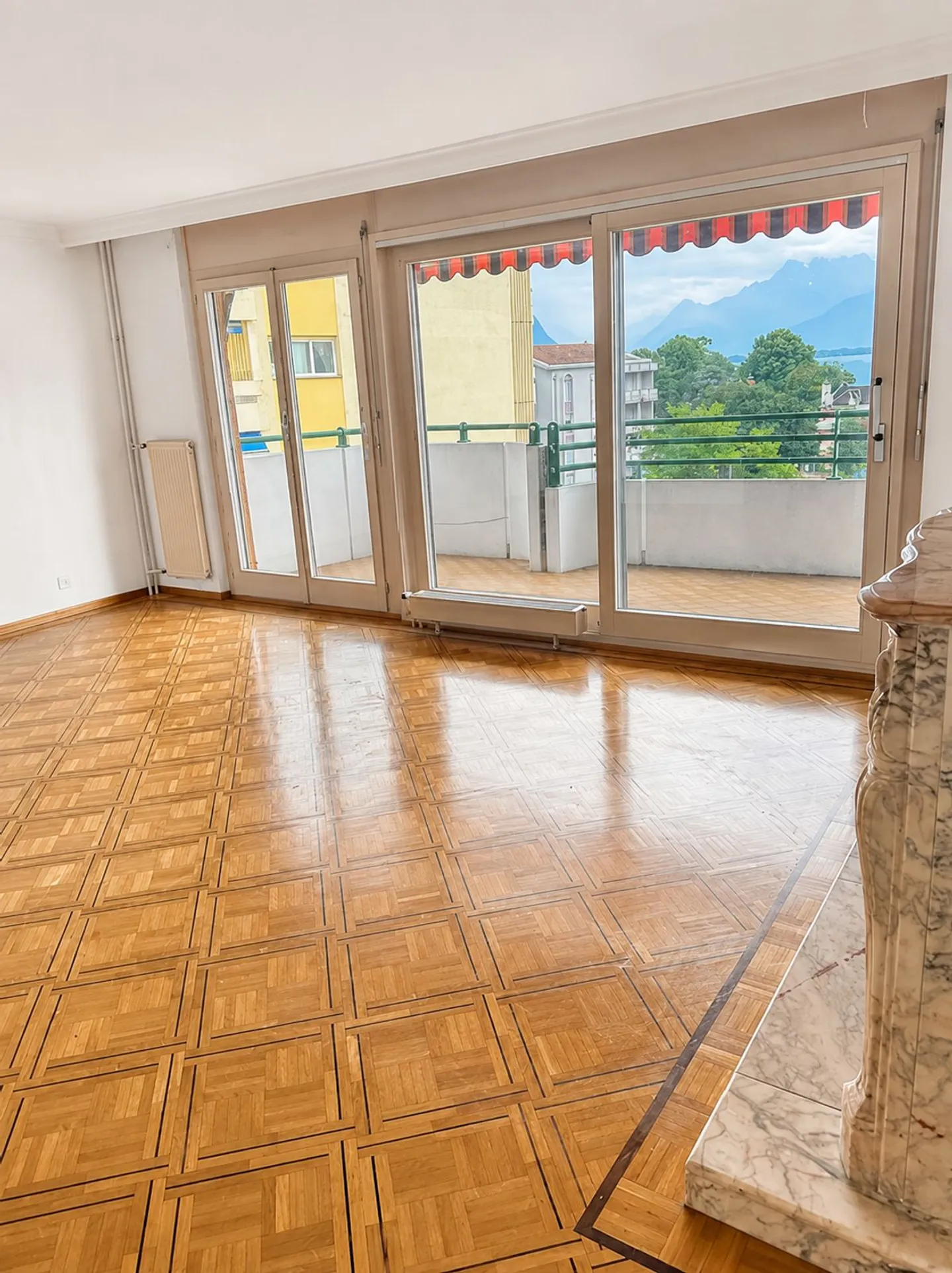 CLARENS - BRIGHT 3.5 ROOM APARTMENT WITH BALCONY, FIREPLACE AND LAKE VIEW - Photo 1 of 10