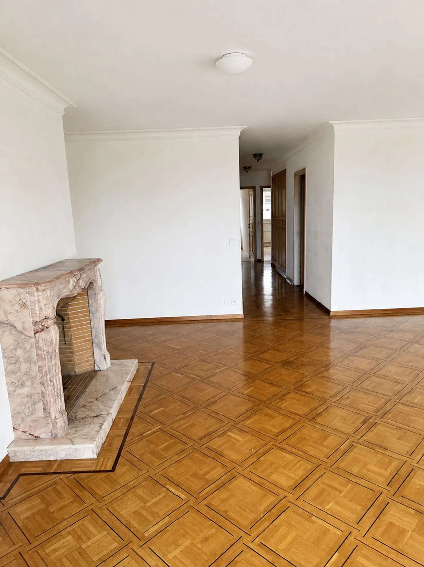 CLARENS - BRIGHT 3.5 ROOM APARTMENT WITH BALCONY, FIREPLACE AND LAKE VIEW - Photo 9 of 10