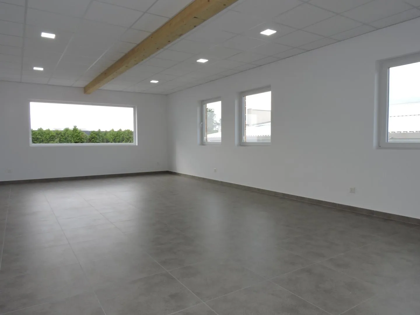 Magnifique local commercial de 42 m2 au Bouveret - Photo 1 of 4