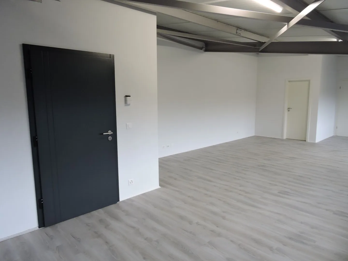 ZU VERMIETEN - 80 M² BERUFLICHER RAUM für Büro oder unabhängige Tätigkeit - Foto 3 von 3
