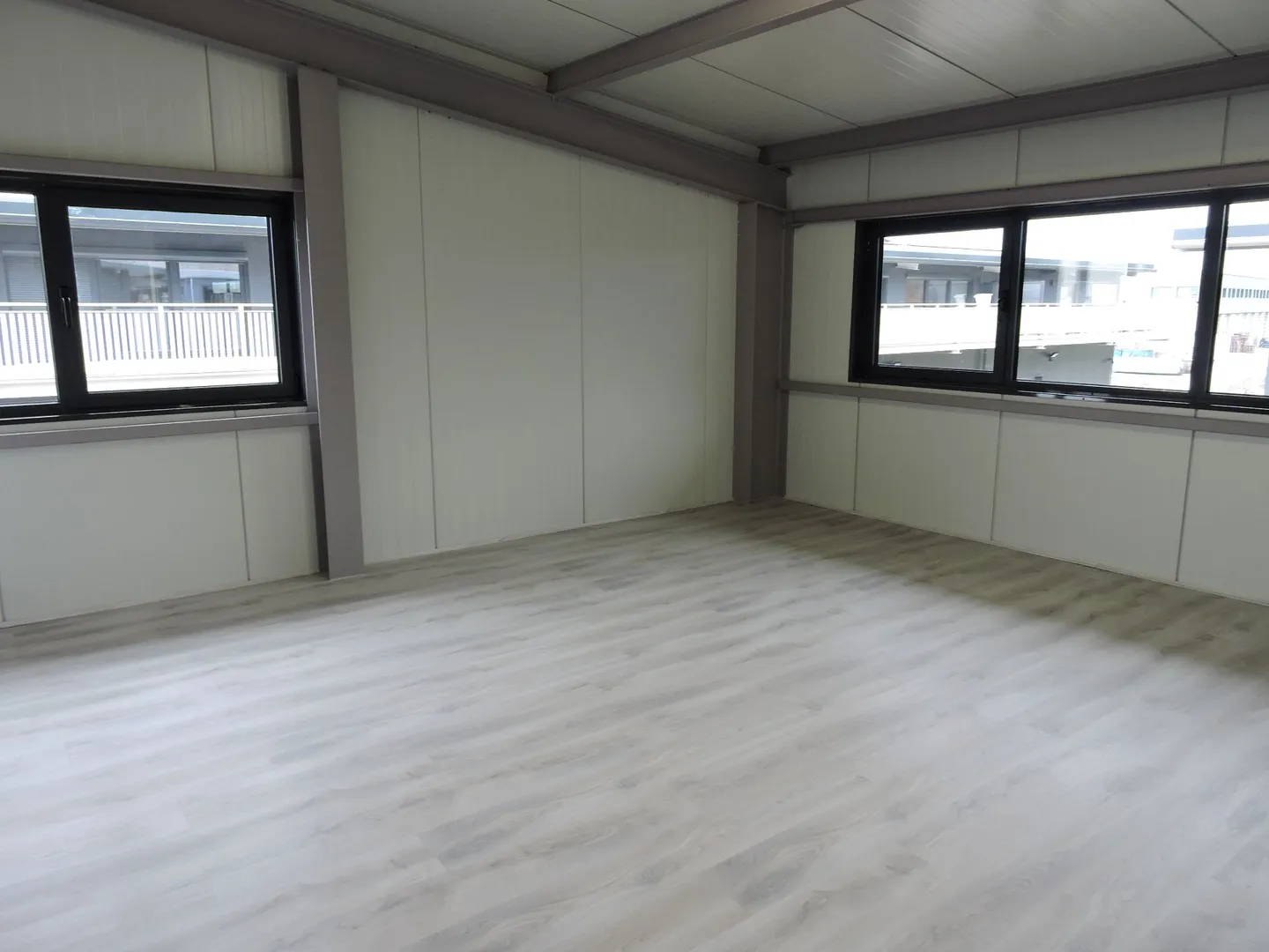 ZU VERMIETEN - 80 M² BERUFLICHER RAUM für Büro oder unabhängige Tätigkeit - Foto 2 von 3