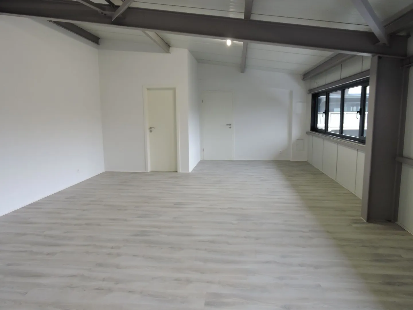 ZU VERMIETEN - 80 M² BERUFLICHER RAUM für Büro oder unabhängige Tätigkeit - Foto 1 von 3
