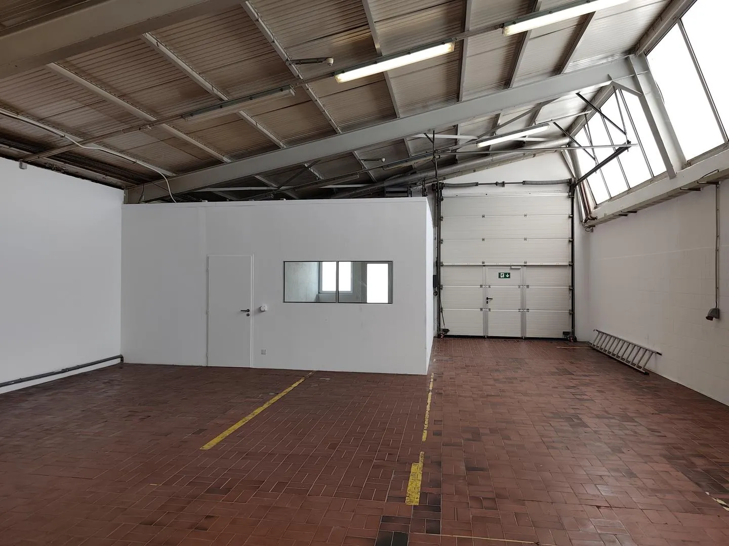 200 m² industrial hall with offices for rent in Bouveret - Photo 2 of 5