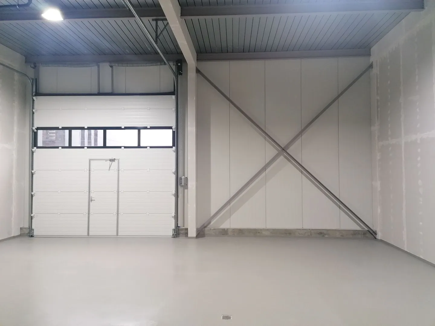 Industriehalle mit einer Fläche von 89 m2 zu vermieten. - Foto 1 von 3