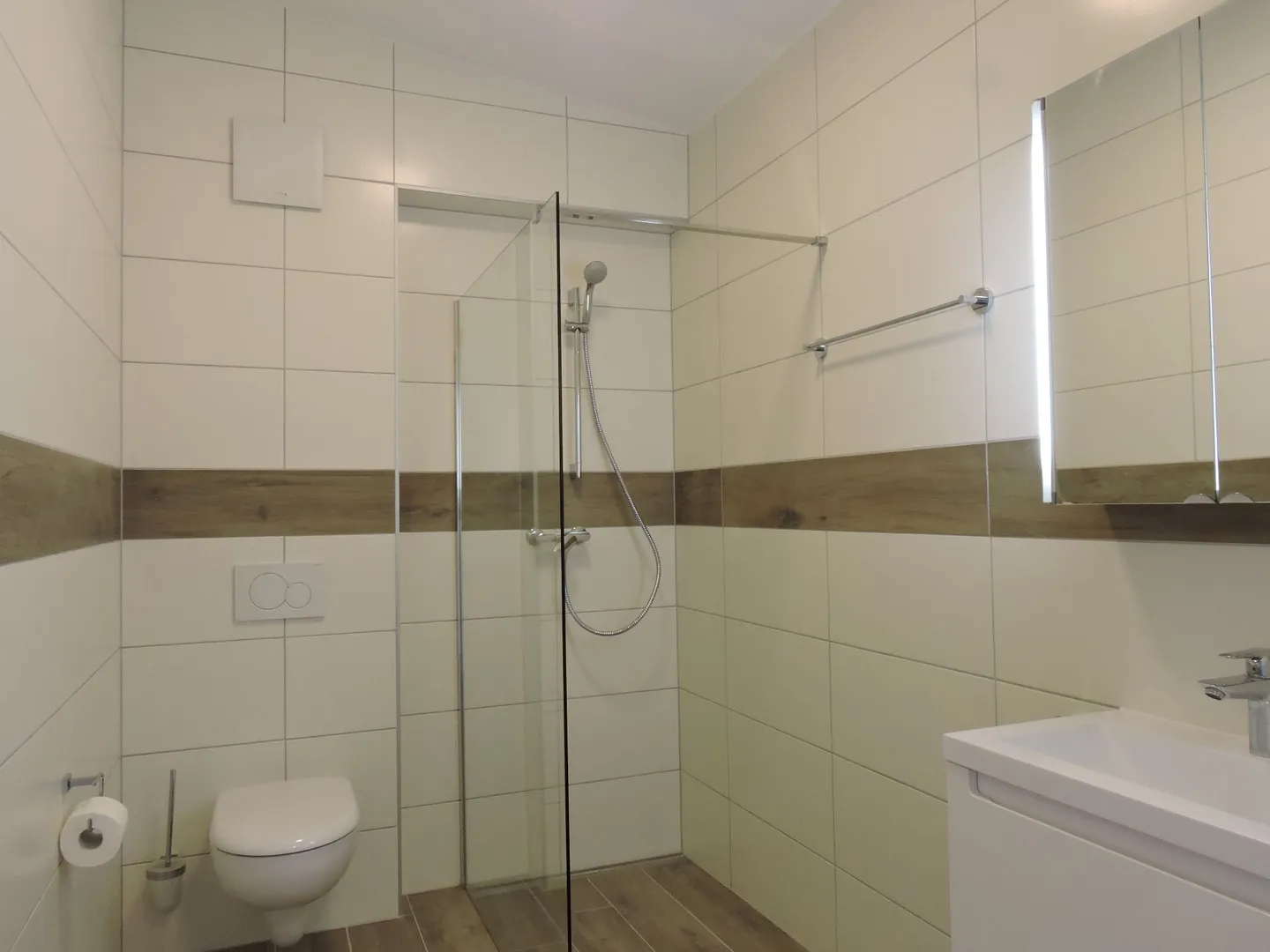 Beautiful area of 165 m2 for rent. - Photo 3 of 4