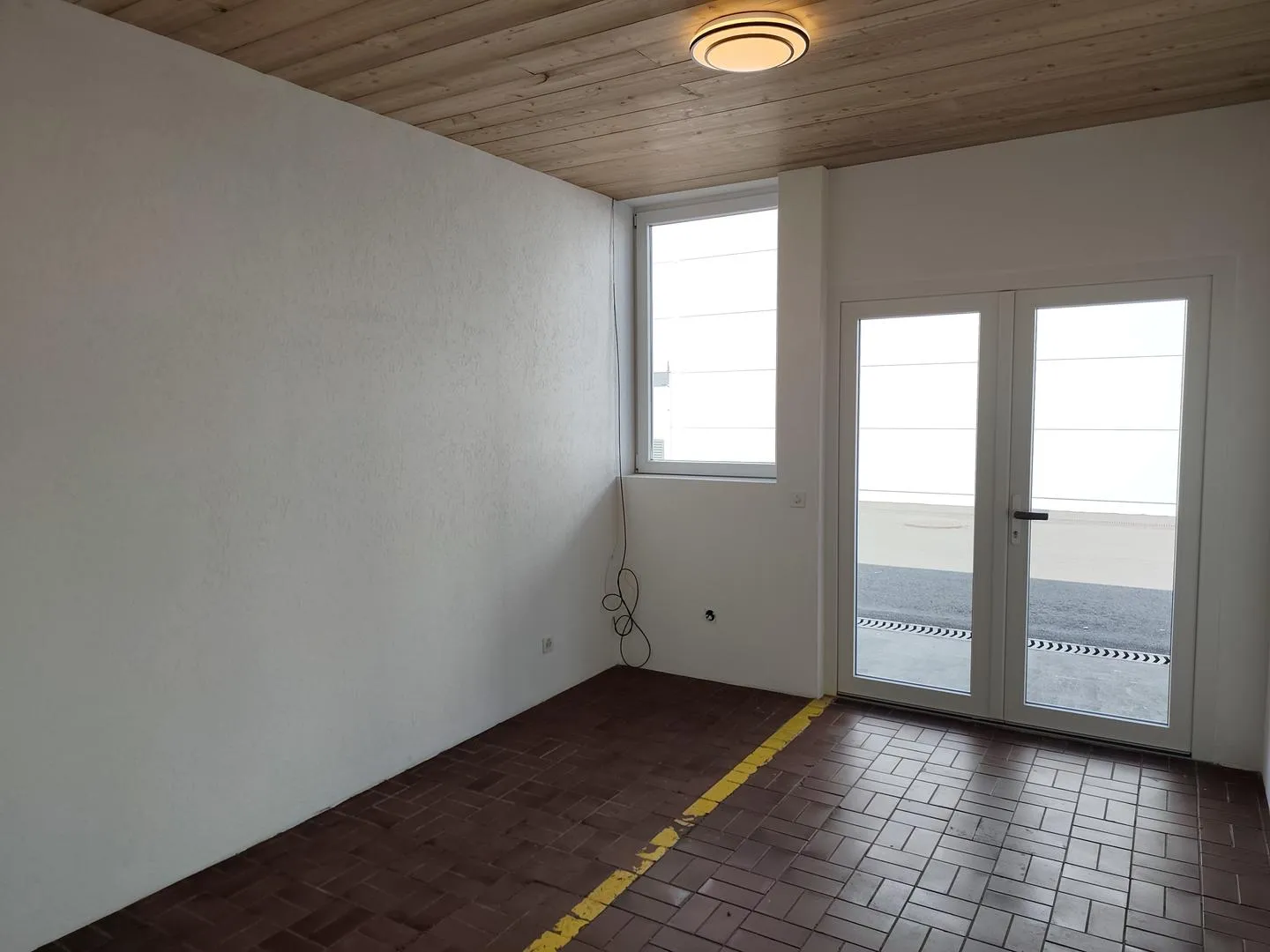 200 m² industrial hall with offices for rent in Bouveret - Photo 3 of 5
