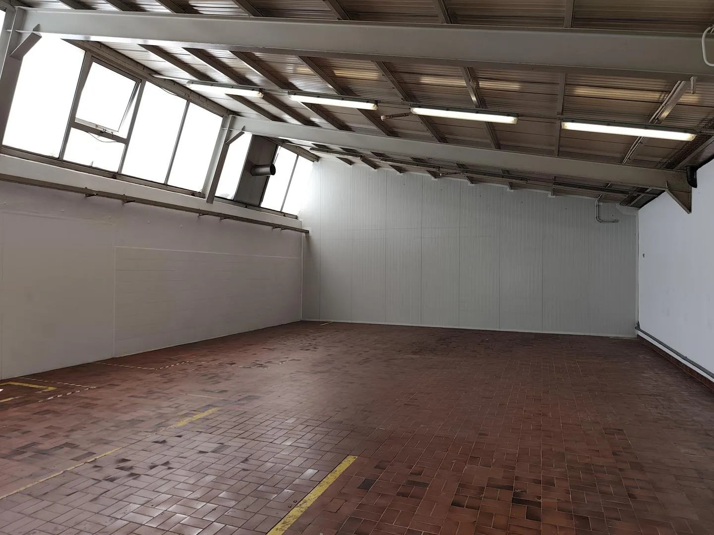200 m² industrial hall with offices for rent in Bouveret - Photo 4 of 5
