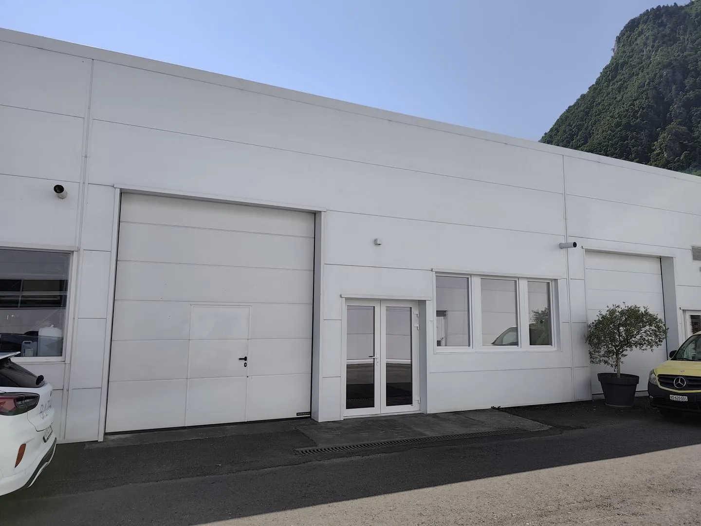 200 m² industrial hall with offices for rent in Bouveret - Photo 1 of 5