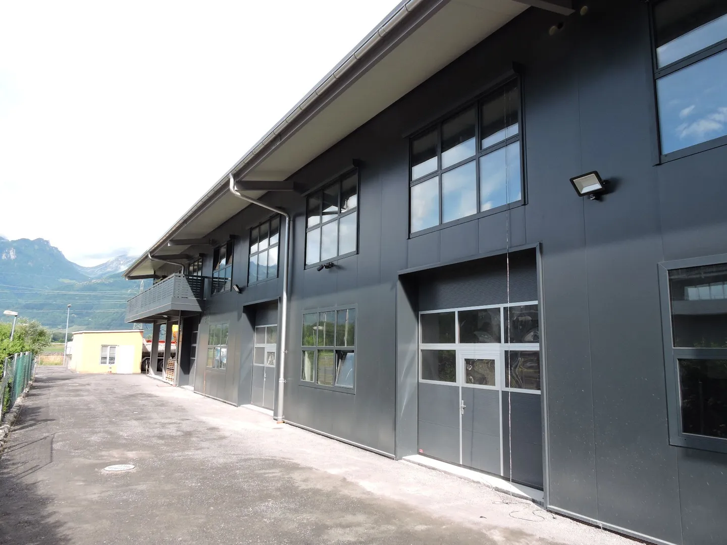 Halle mit einer Fläche von 240 m2 im Erdgeschoss - Foto 3 von 4