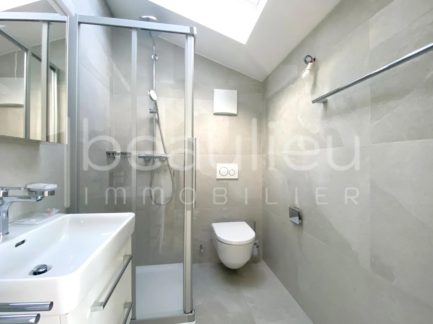 Contemporary Villa with Lake View - Photo 8 of 13