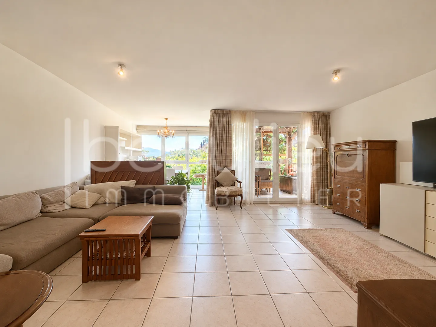 Spacious family villa with garden and terraces - Photo 3 of 10