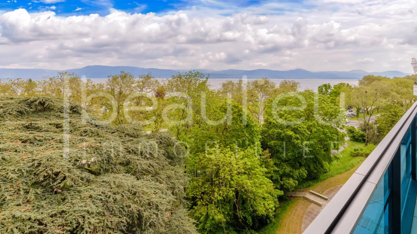 Magnifico appartamento attraversante con vista lago - Foto 1 di 12