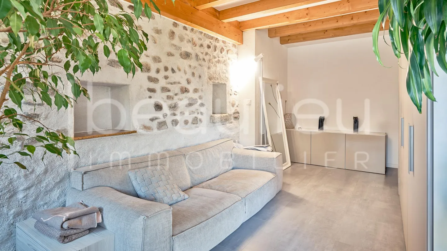 Magnificent garden-level apartment - Photo 8 of 10