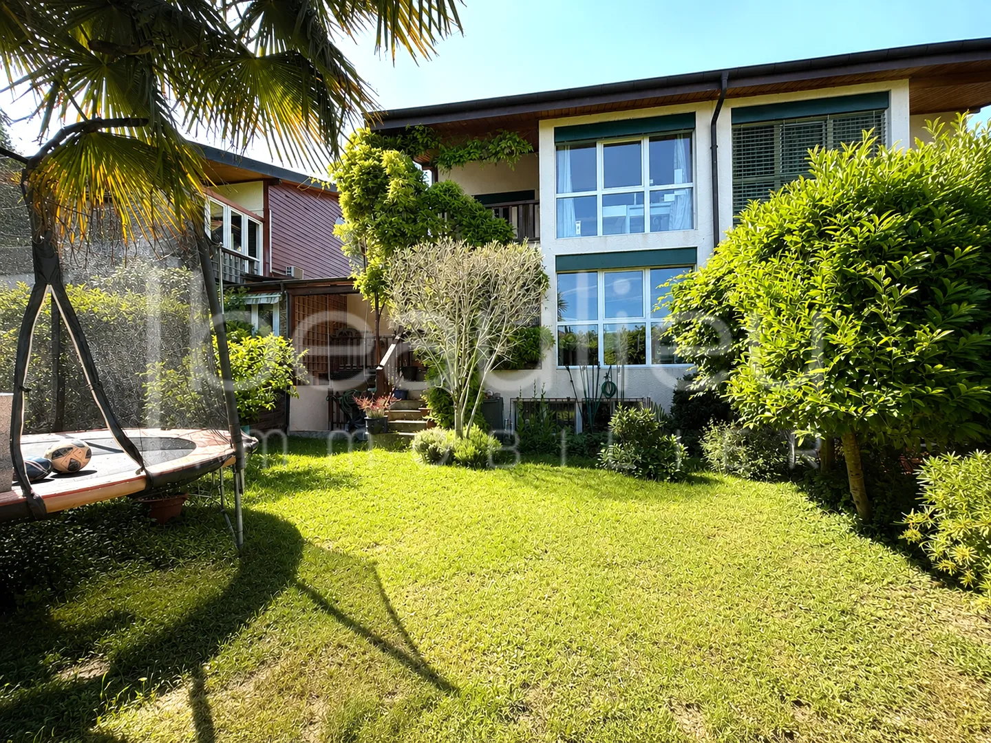 Spacious family villa with garden and terraces - Photo 2 of 10