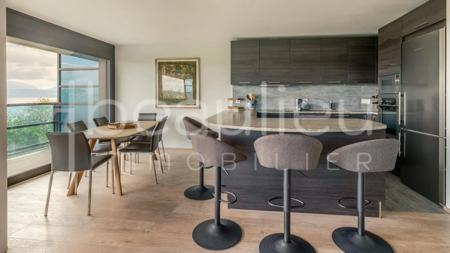 Magnifico appartamento attraversante con vista lago - Foto 3 di 12