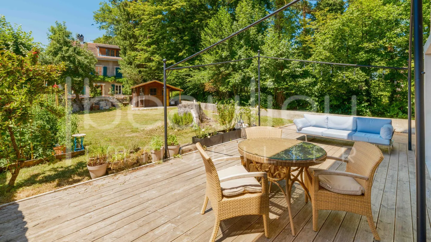 Magnificent garden-level apartment - Photo 2 of 10