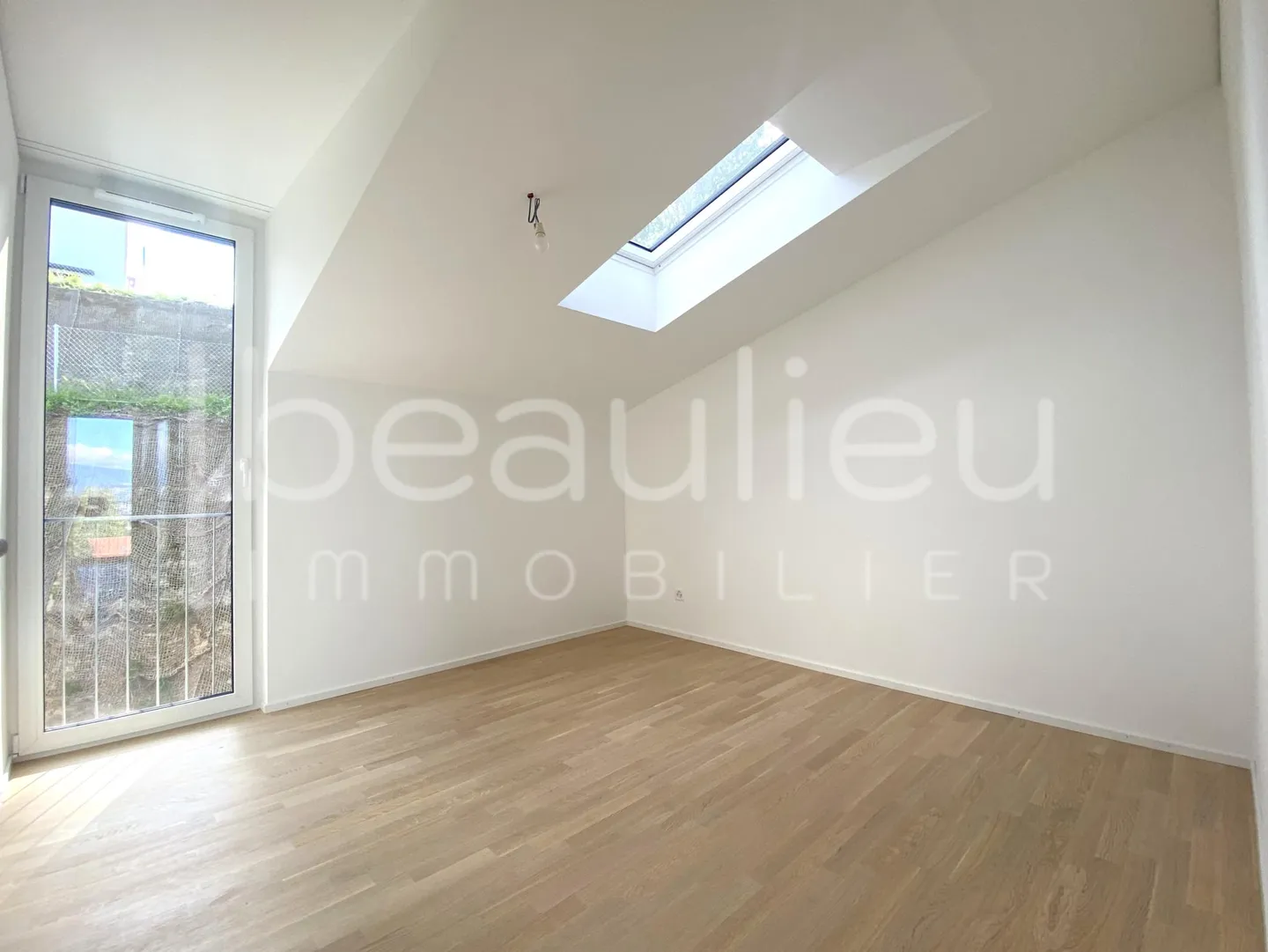 Spacious contemporary villa with lake view - Photo 10 of 13