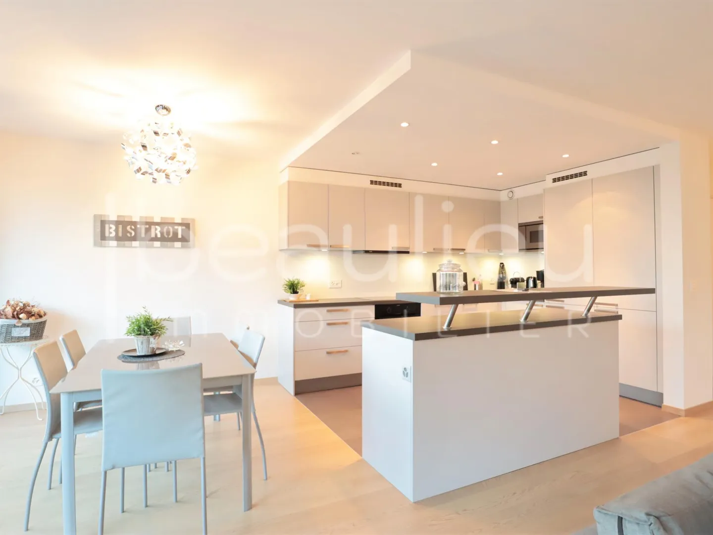 Luxury apartment with lake view - Photo 1 of 6