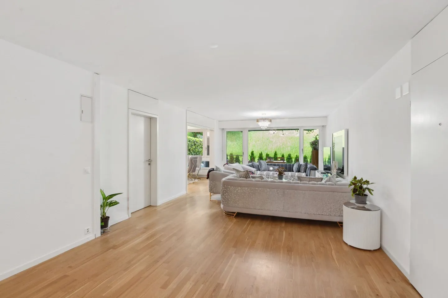 Spacious 4.5-room garden apartment, completely renovated in 2024 - Photo 1 of 13