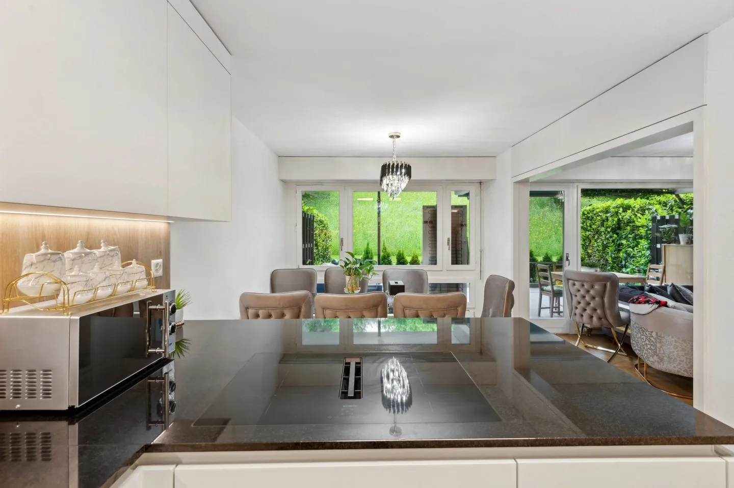 Spacious 4.5-room garden apartment, completely renovated in 2024 - Photo 7 of 13