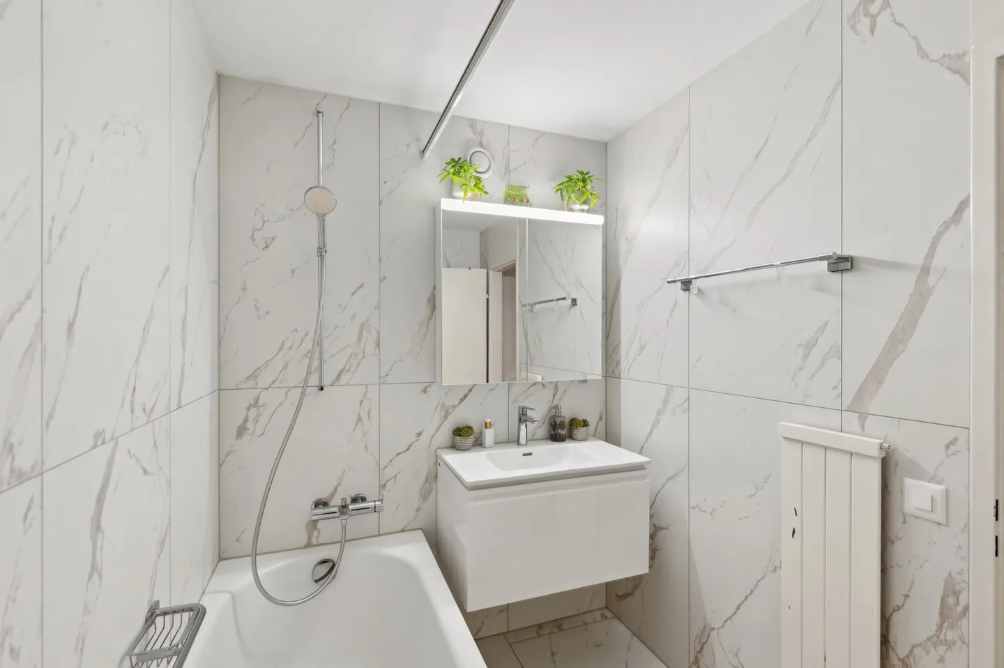 Spacious 4.5-room garden apartment, completely renovated in 2024 - Photo 12 of 13