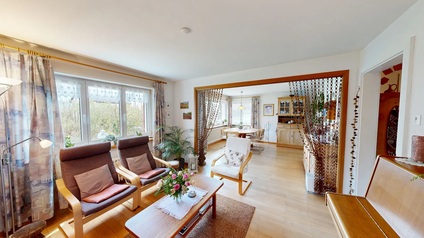 Maison individuelle de 6,5 pièces avec beau jardin - Photo 4 sur 13