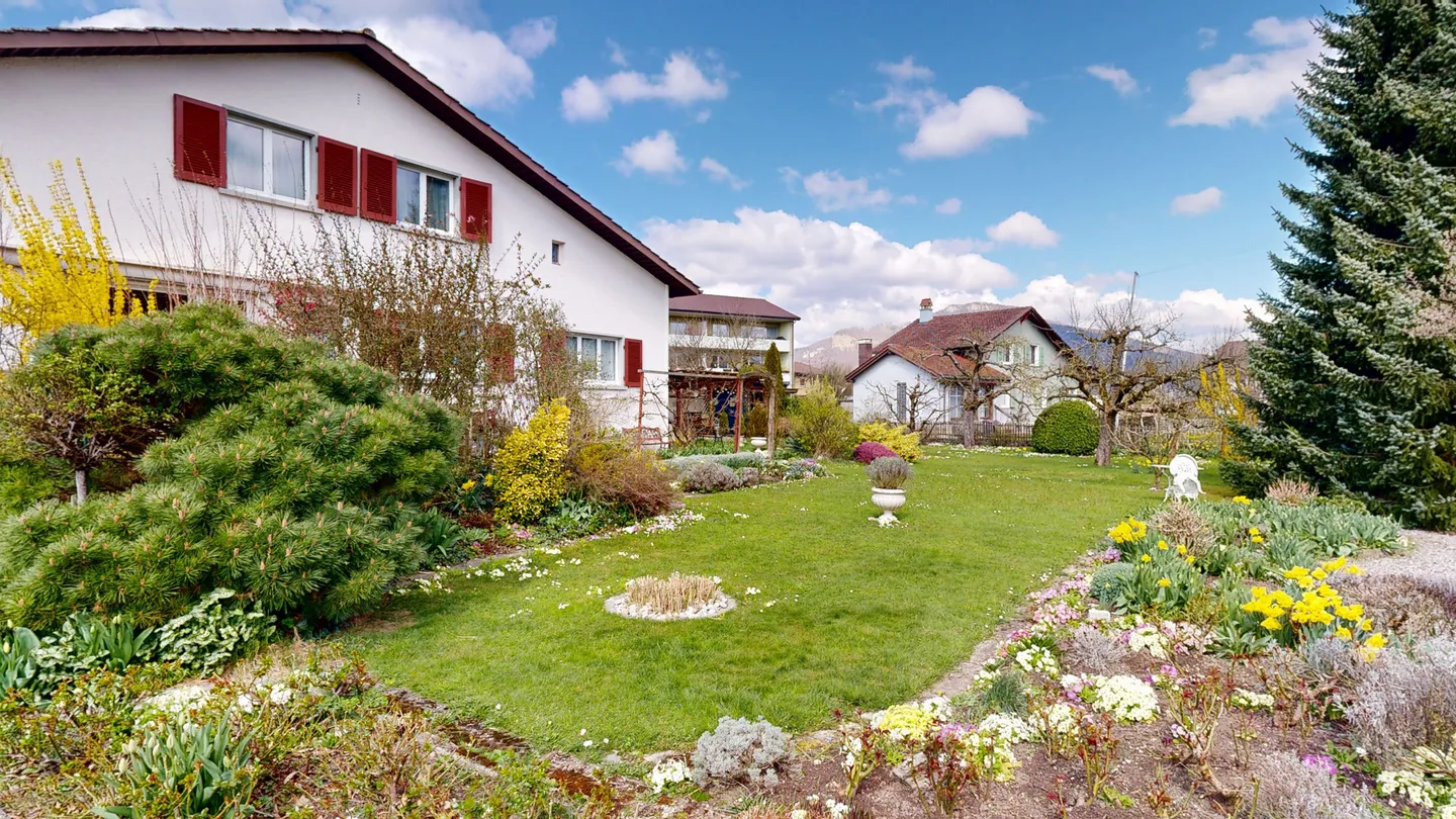 Maison individuelle de 6,5 pièces avec beau jardin - Photo 2 sur 13