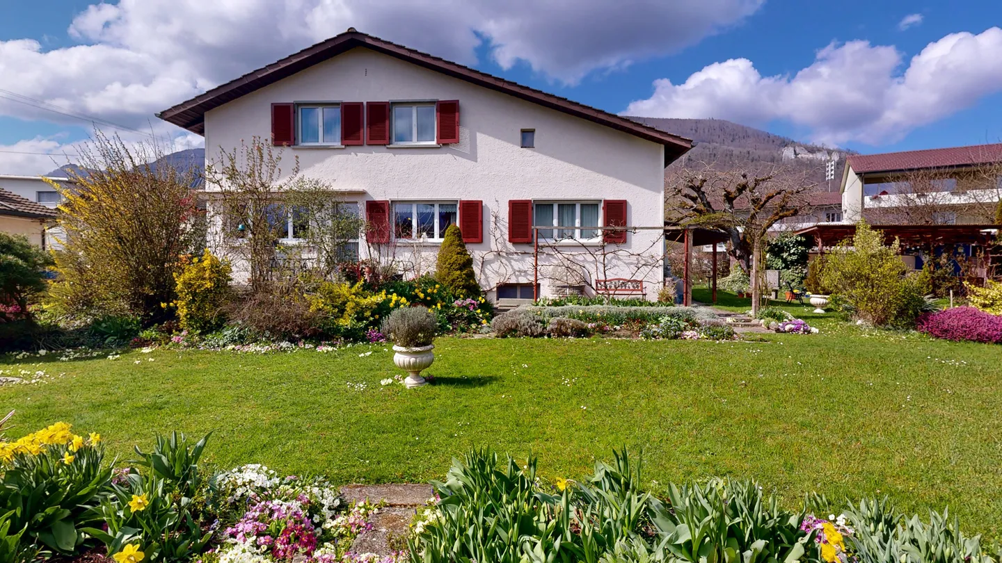 Maison individuelle de 6,5 pièces avec beau jardin - Photo 1 sur 13