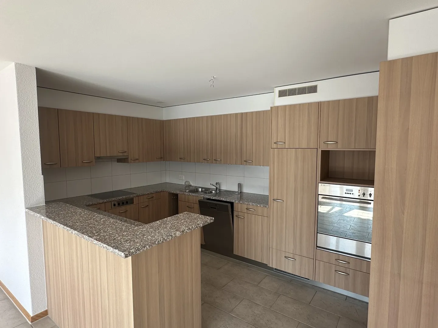 Attractive 3.5-room apartment in a prime location - Photo 4 of 12