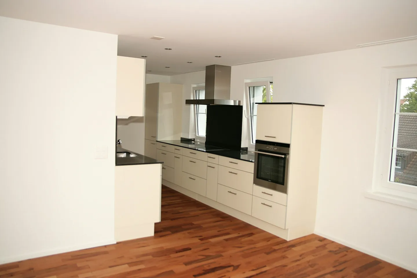 Appartement moderne au rez-de-chaussée avec terrasse et zone de loisirs à proximité immédiate - Photo 4 sur 7