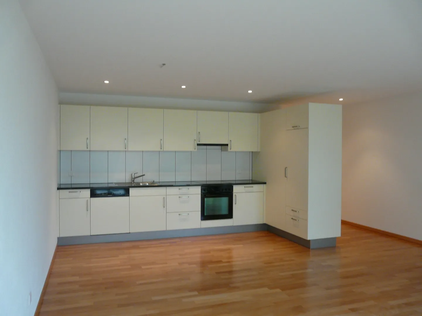 Appartement moderne 2 pièces avec patio - Photo 2 sur 6