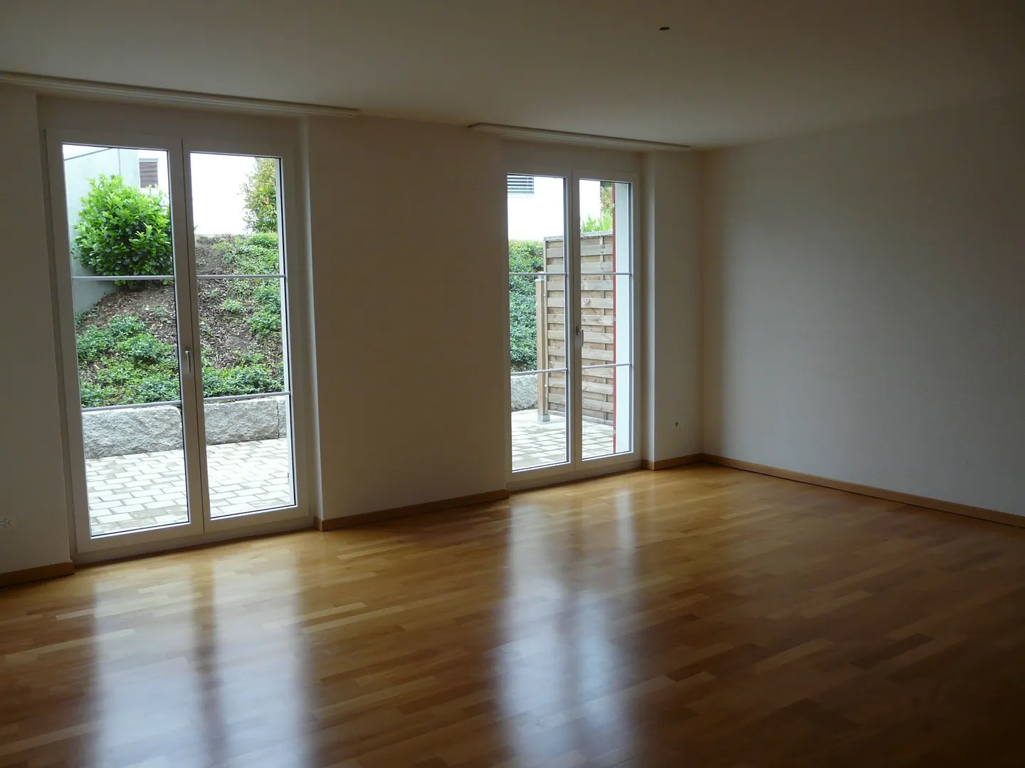Appartement moderne 2 pièces avec patio - Photo 3 sur 6