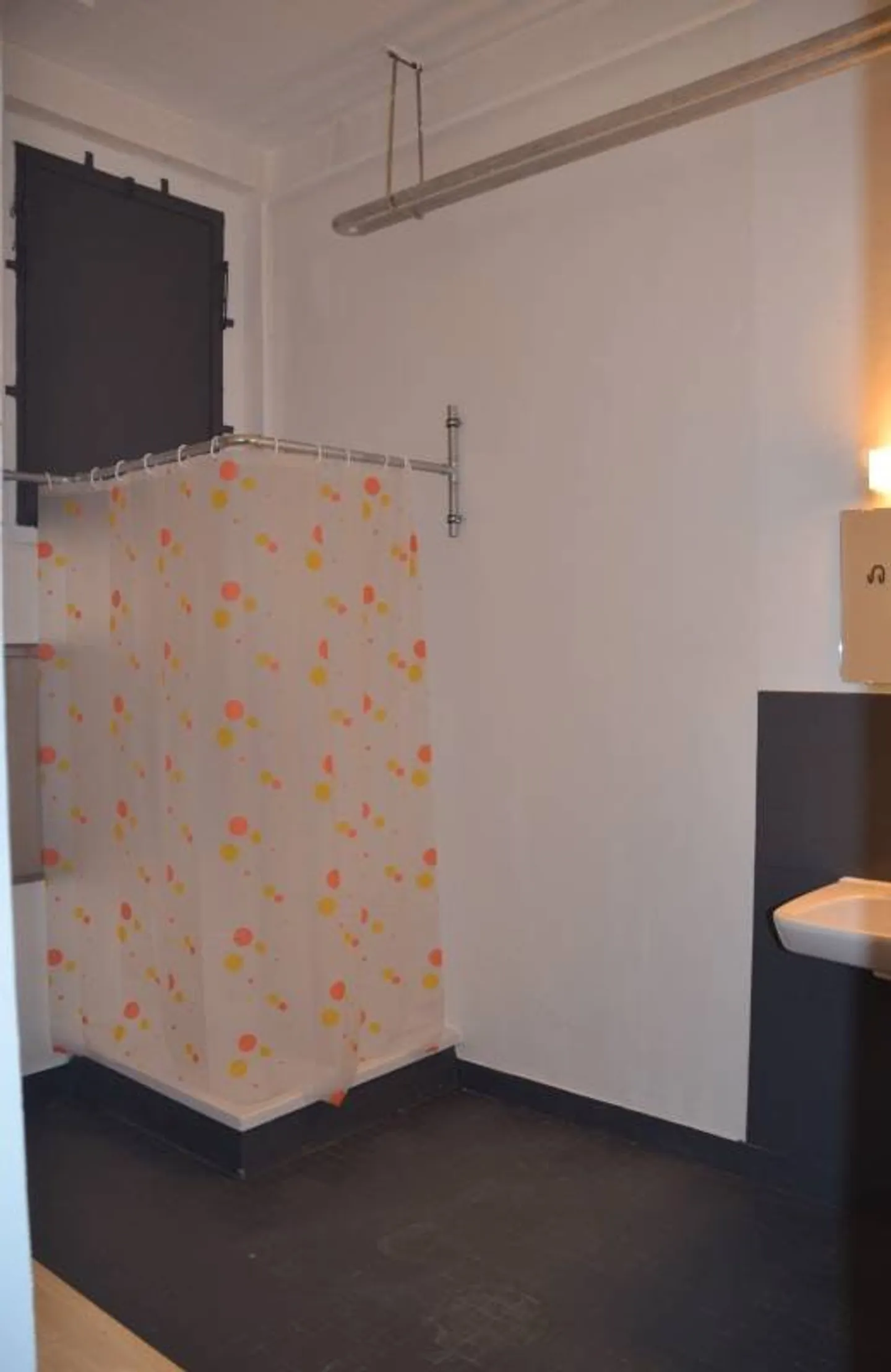 Gym or Fitness Room with Shower Facilities - Photo 7 of 8