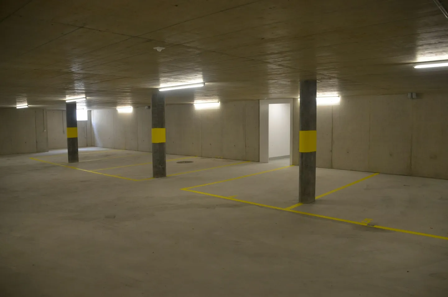 Parking space in a small, modern underground garage - Photo 1 of 1